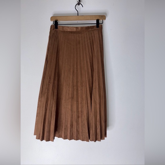 NWT Bagatelle Collection Brown Faux Suede Pleated Midi Skirt Small - Picture 1 of 7